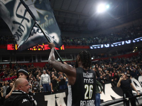 Crno-bela žurka: Navijači Partizana dočekali košarkaše na aerodromu po povratku iz Madrida