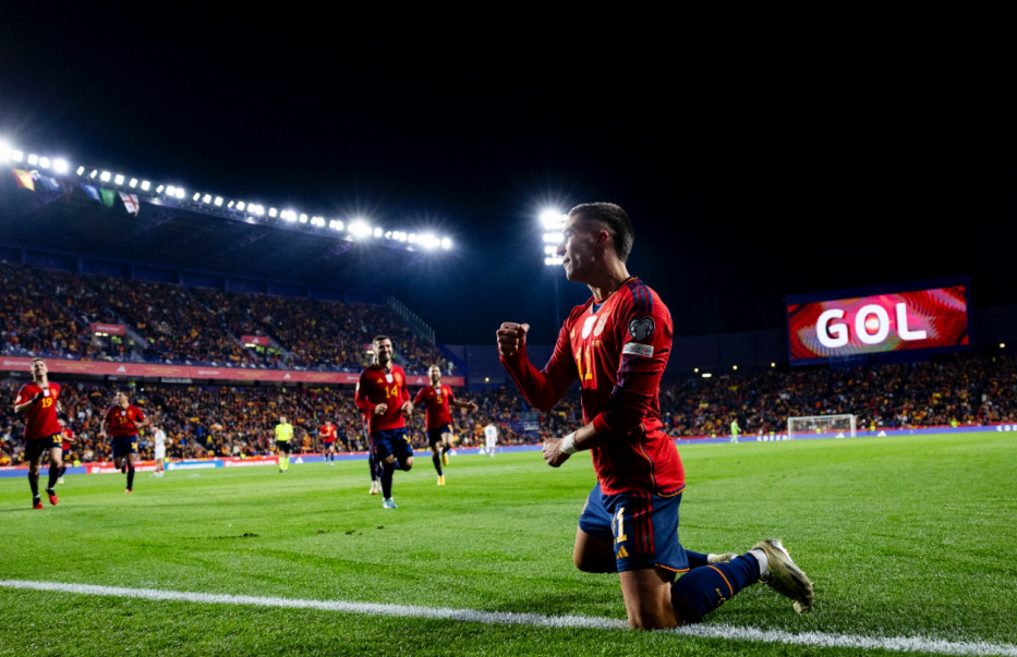 Fudbaler Španije Feran Tores proslavlja pogodoka