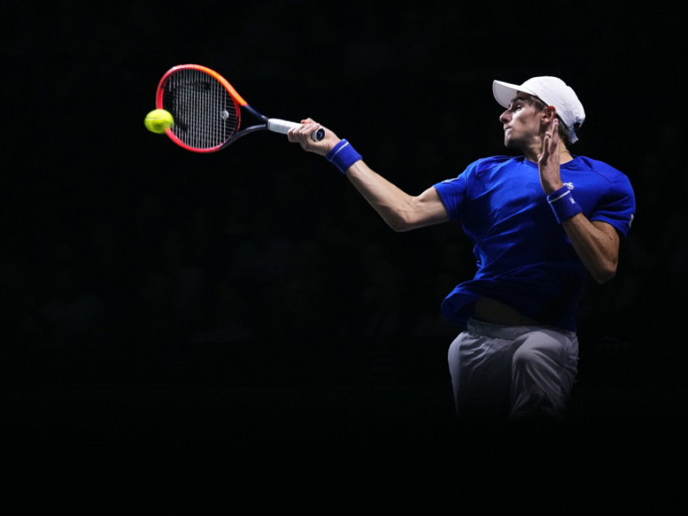 Italijanski teniser Mateo Arnaldi udara lopticu