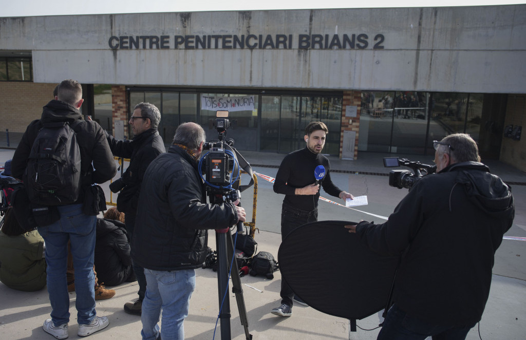 Mediji čekaju Alvesa ispred zatvora Brijans