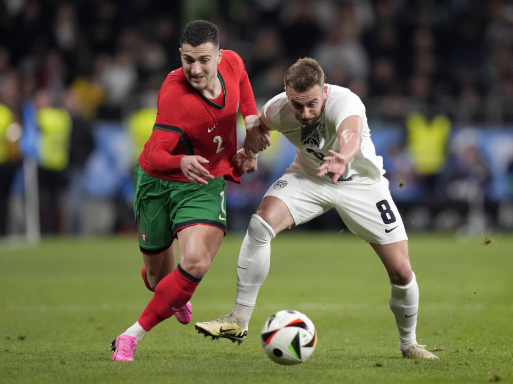 Duel na utakmici Slovenija - Portugal
