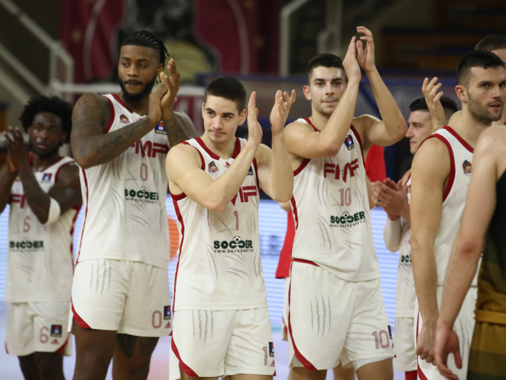 košarksaši FMP-a proslavljaju novu pobedu u regionalnom takmičenju