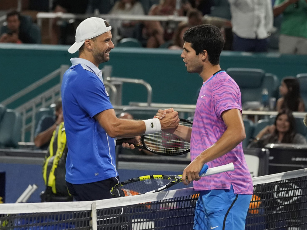 Karlos Alkaraz, španski teniser, pozdravlja se sa Dimitrovim posle eliminacije u Majamiju