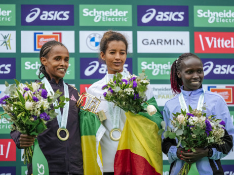Etiopljanka Mestavut Fikir i njen sunarodnik Mulugeta Uma pobednici maratona u Parizu