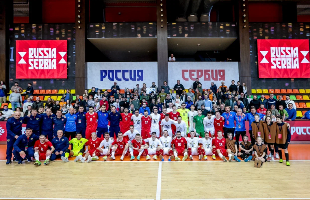 Zajednička fotografija futsal reprzentacija Srbije i Rusije