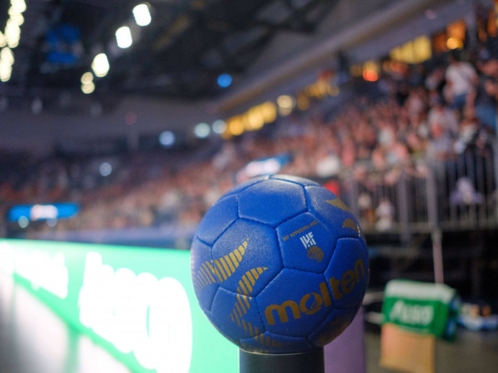 lopta s logo Međunarodne rukometne federacije, koja je SP 2029 podelila na dve države