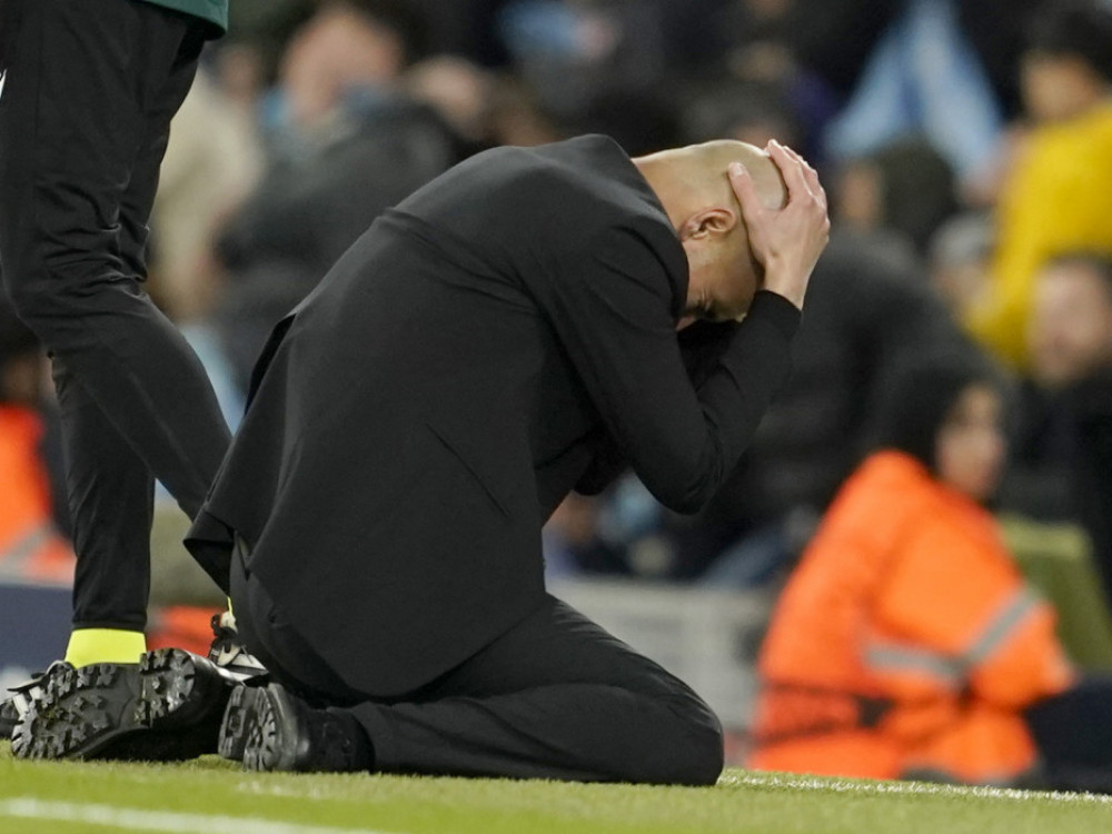 Pep Gvardiola, trener Mančester sitija, razočarano pao na zemlju posle poraza od Reala