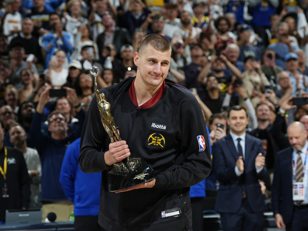 Košarkaš Devnvera Nikola Jokić sa MVP trofejom
