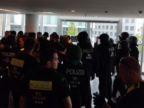 (VIDEO) Užasne scene iz Berlina: Tuča navijača Fenera i Panatinaikosa, policija morala da reaguje!