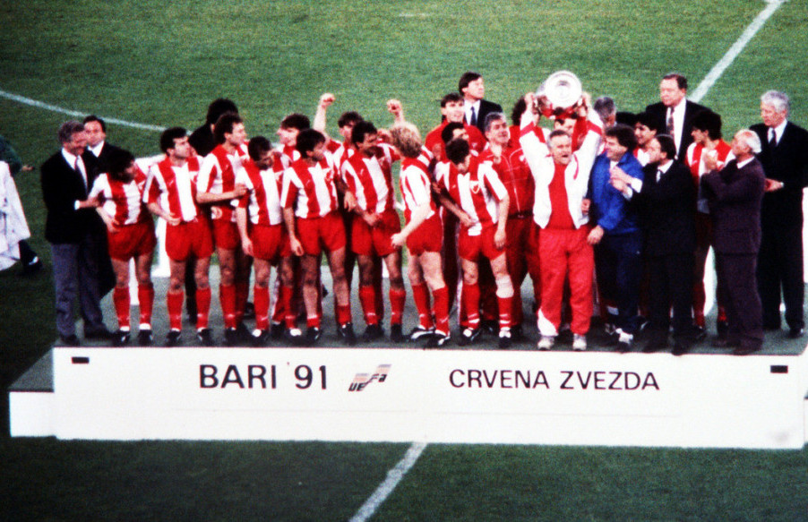 Fudbaleri Crvene zvezde sa peharom šampiona Evrope 1991. godine