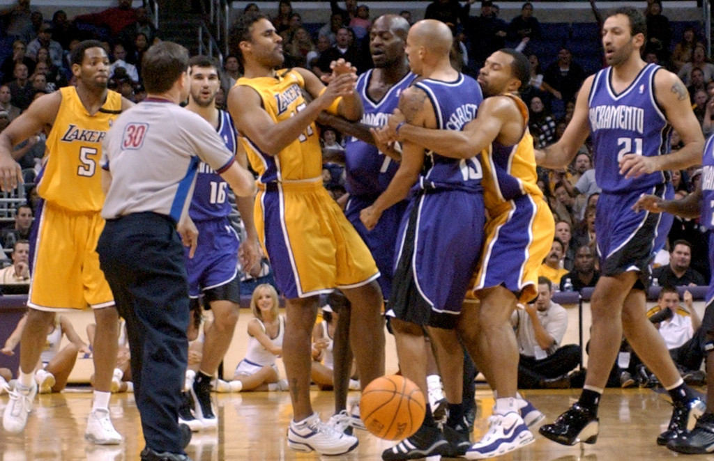 Čarke na meču između LA Lejkersa i Sakramento Kingsa tokom plej-ofa NBA lige