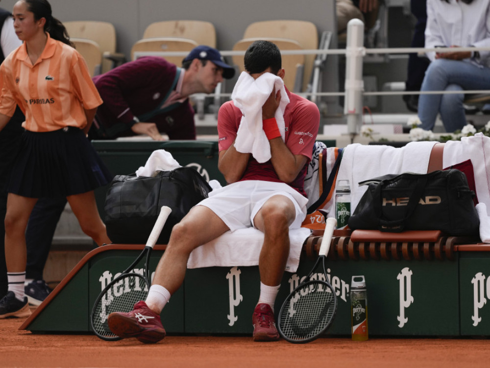 Novak Đoković, srpski teniser, možds zbog kolena pre vremena završi Rolan Garos No