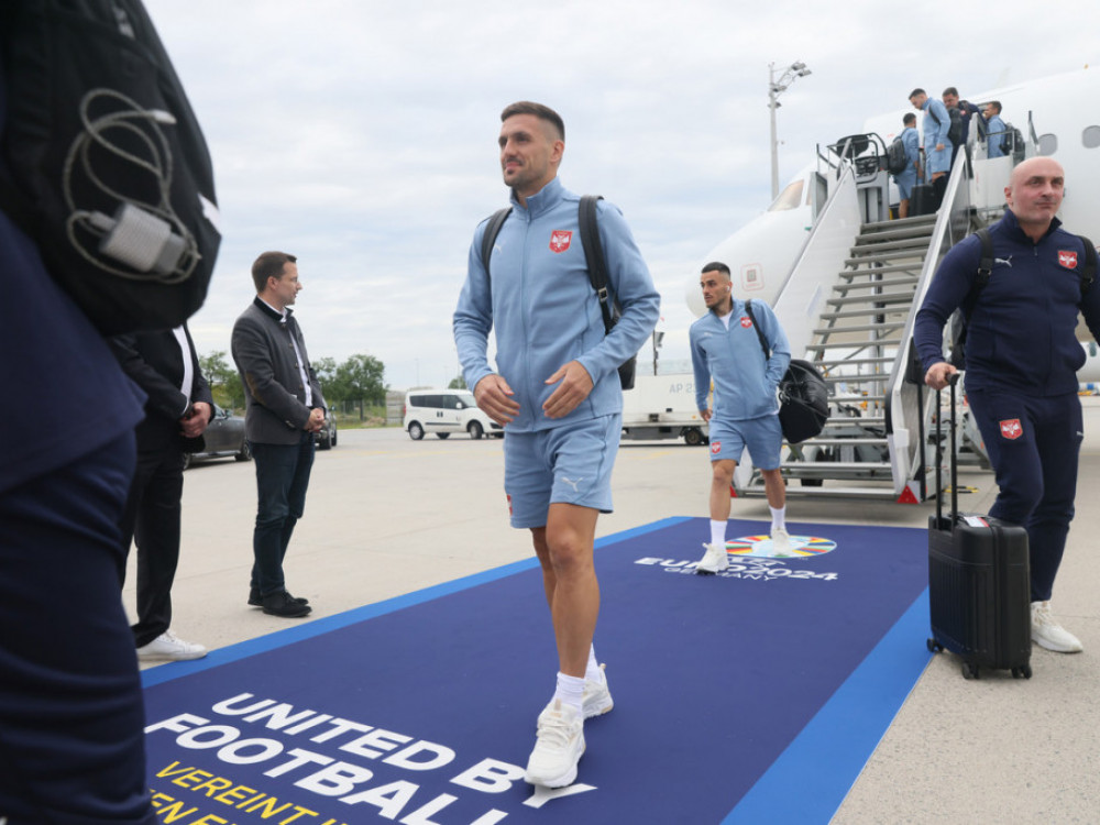 Fudbalska reprezentacija Srbije sletela je na aerodrom.