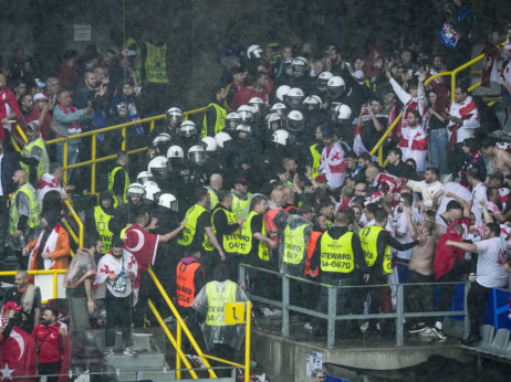 (VIDEO) Drama u Dortmundu, policije ni na vidiku: Velika tuča navijača Gruzije i Turske na tribinama