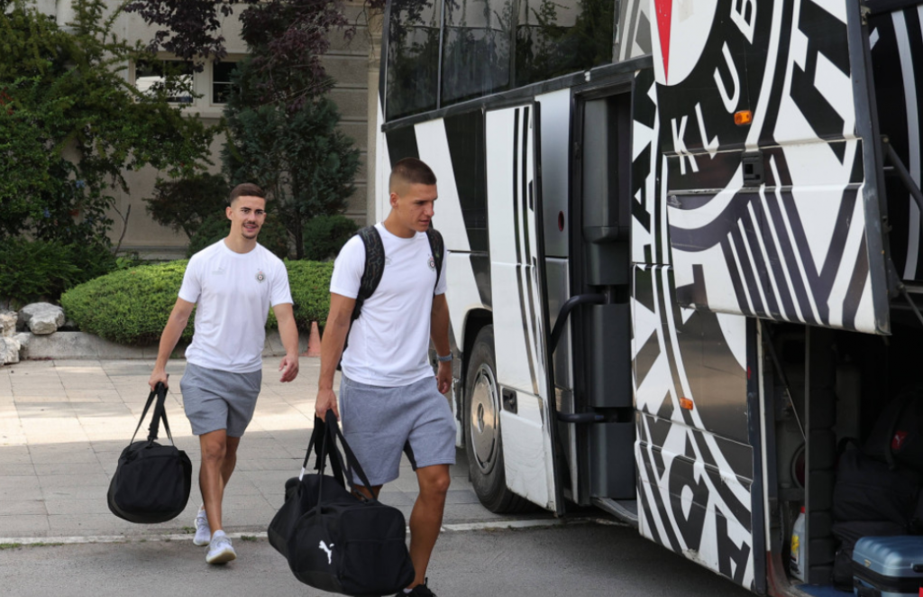 Fudbaleri Partizana ulaze u autobus pred odlazak na prirpeme u Sloveniju