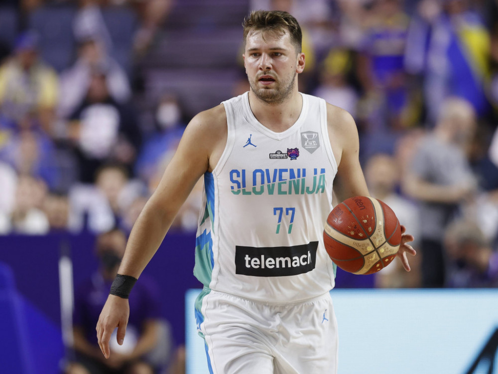 Luka Dončić, slovenački košarkaš, drži palčeve zemljacima protiv Srbije na fudbalskom EP