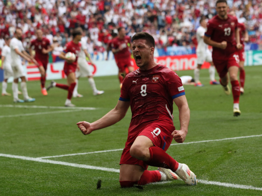 Luka Jović, srpski fudbaler, proslavlja gol za remi sa Slovencima na EURO 2024