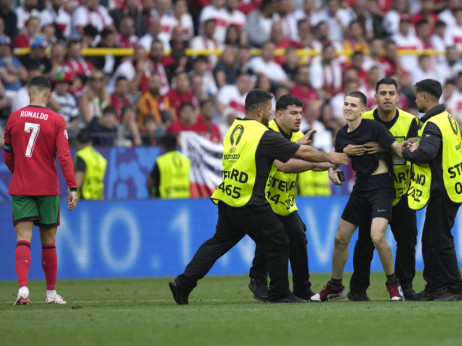 UEFA kreće u obračun sa navijačima: Oštre kazne za sve koji utrče na teren tokom EURA