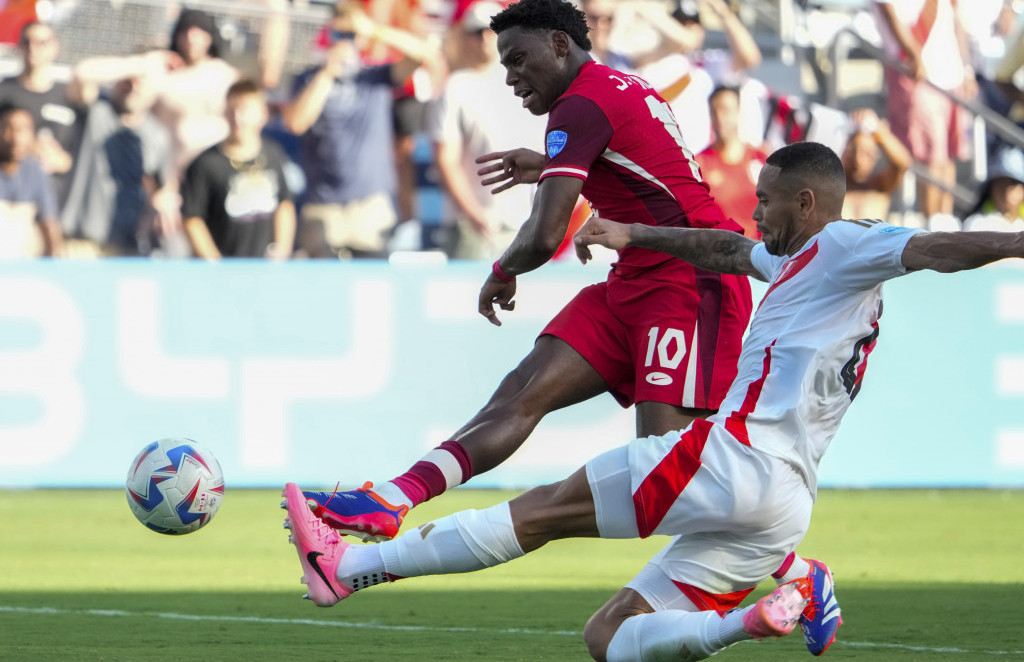 Džonatan Dejvid postiže gol za Kanadu protiv Perua