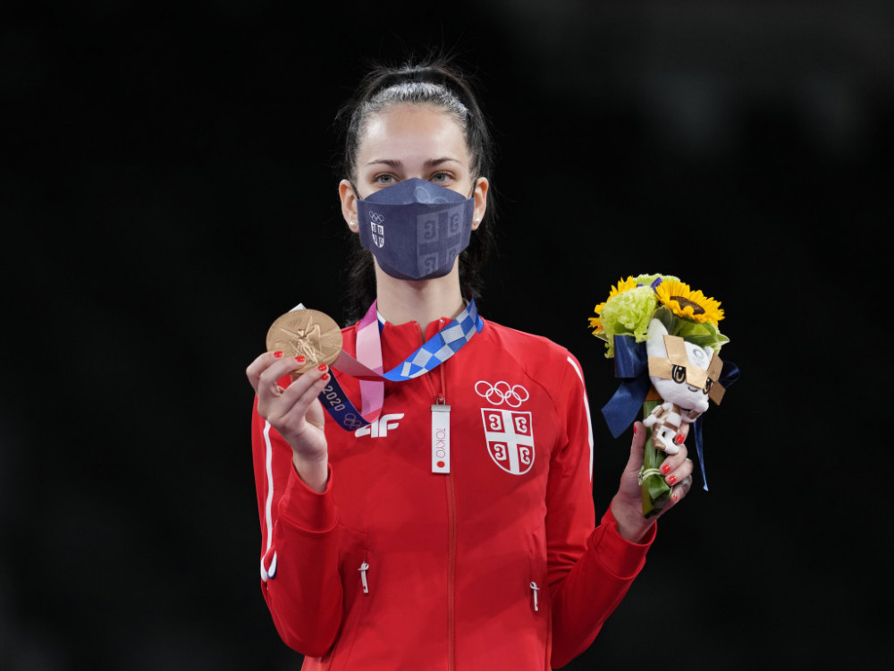 Taekvondistkinja Srbije pozira sa bronzanom medaljom na OI u Tokiju