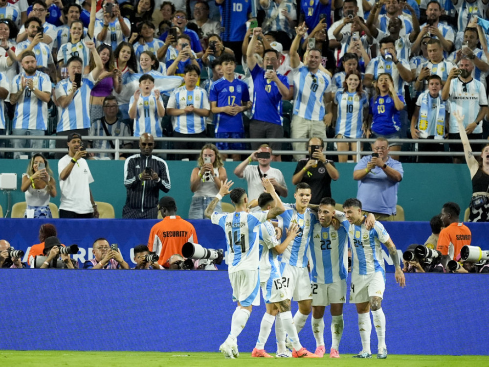 fudbaleri Argentine proslavljaju treću pobedu na Kopa Amerika 2024