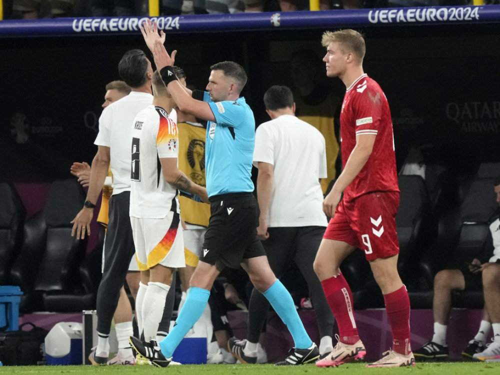 Majkl Oliver, fudbalski sudija, dosuđuje penal za Nemačku u pobedi nad Danskom