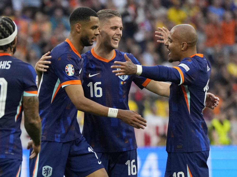 fudbaleri Holandije proslavljaju pobedu protiv Rumunije