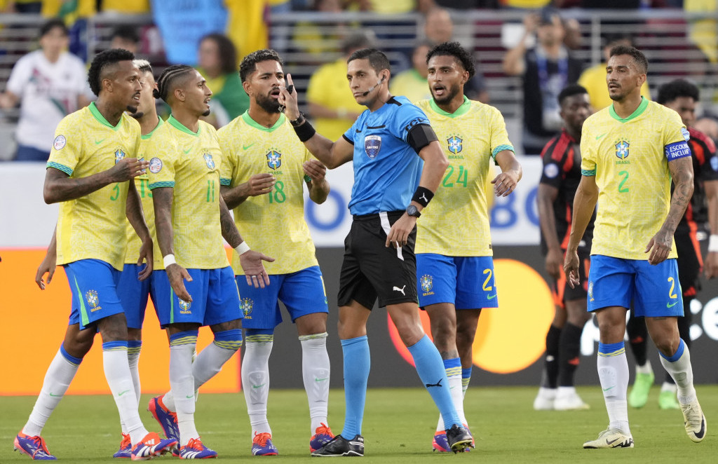 Fudbaleri Brazila u razgovoru sa sudijom na meču protiv Kolumbije