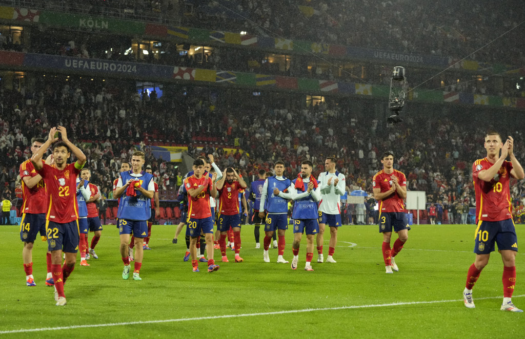 Fudbaleri Španije pozdravljaju navijače nakon plasmana u četvrtfinale EURO