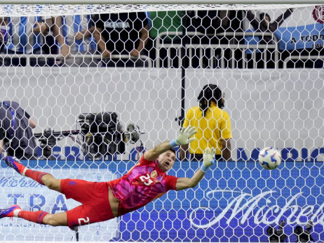 Emilijano Martinez ispravio sve greške saigrača, čak i Mesijevu promašenu panenku i odveo Argentinu u polufinale Kopa Amerika