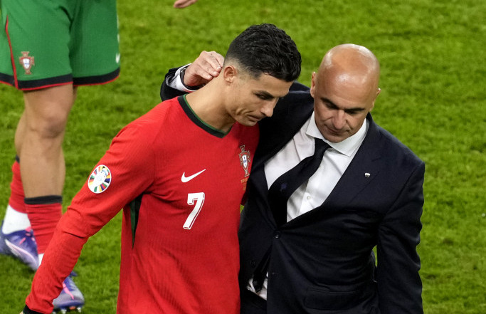 Roberto Martinez i Kristijano Ronaldo u zagrljaju posle poraza od Francuske