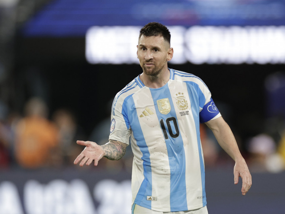 Lionel Mesi, fudbaler Argentine, proslavlja sa saigračima rekordan gol