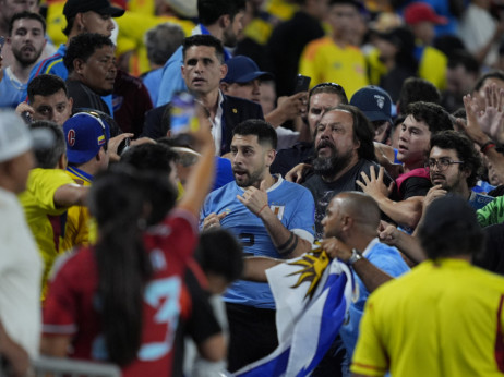 (VIDEO) Haos na Kopa Amerika: Pobeda Kolumbije protekla u senci tuče fudbalera Urugvaja i navijača!