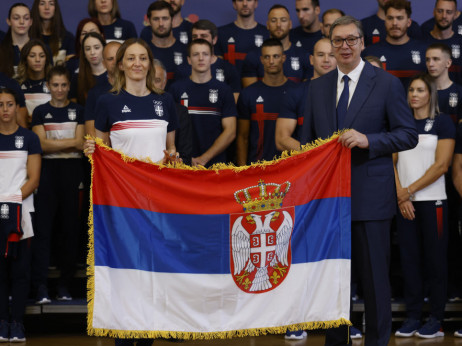 Predsednik Aleksandar Vučić primio olimpijski tim Srbije i uručio državnu zastavu za Igre u Parizu