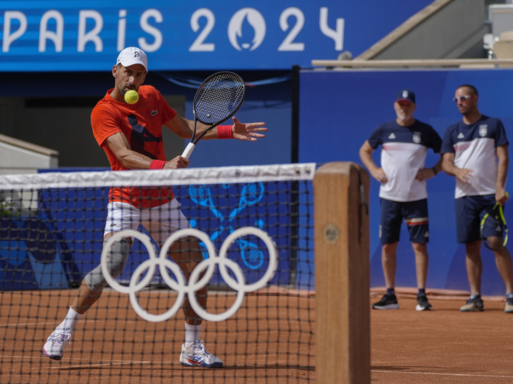 Novak Đoković udara lopticu tokom treninga na OI u Parizu