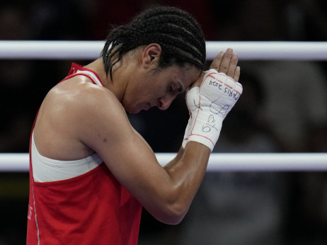 Ovo je medalja za sve žene: Alžirska bokserka koju optužuju da je muškarac imala poruku nakon plasman u polufinale OI