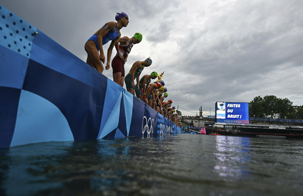 Takmičari na startu triatlonske trke na Olimpijskim igarma u Parizu