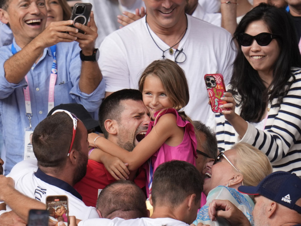 Novak Đoković posle osvojene medalje odmah potrčao u zagrljaj svoje dece