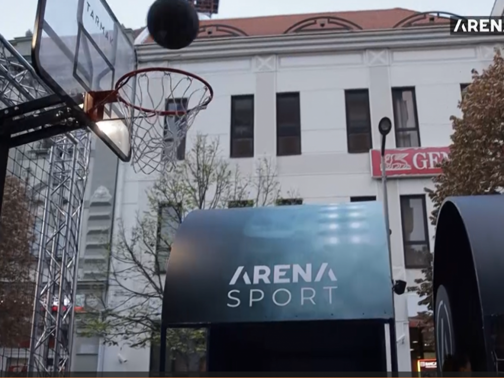 Detalj sa štanda TV Arena sport, tokom ponovljene posete Areninog karavana tom gradu