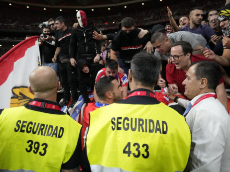 (VIDEO) Skandal u Madridu: Prekinut derbi zbog divljanja navijača Atletika