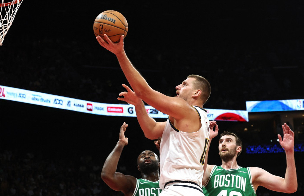 Nikola Jokić na meču sa Boston Seltiksima