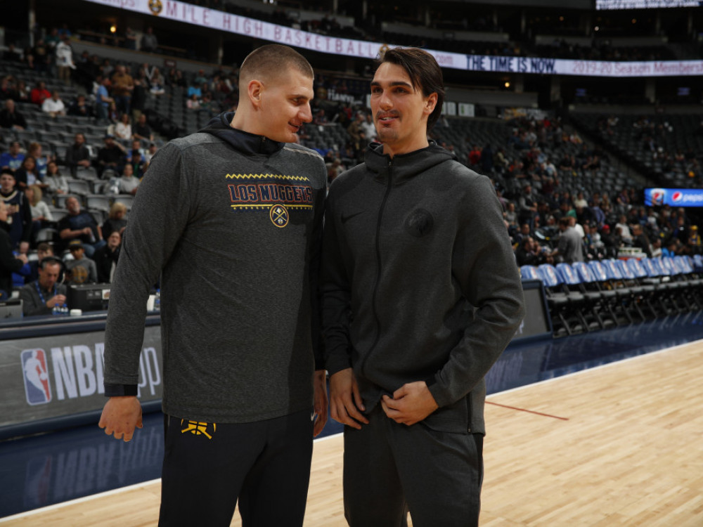 Nikola Jokić i Dario Šarić, saigrači iz Denvera, noćas poraženog od Nju Orleansa