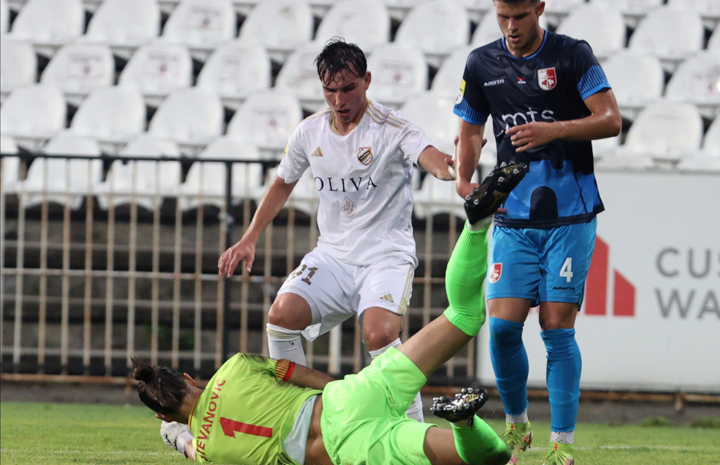 Mihajlo Ivanović u duelu sa Radničkim