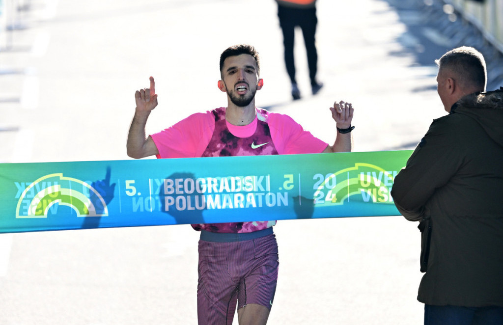 Elzan Bibić prolazi kroz cilj na Beogradskom polumaratonu