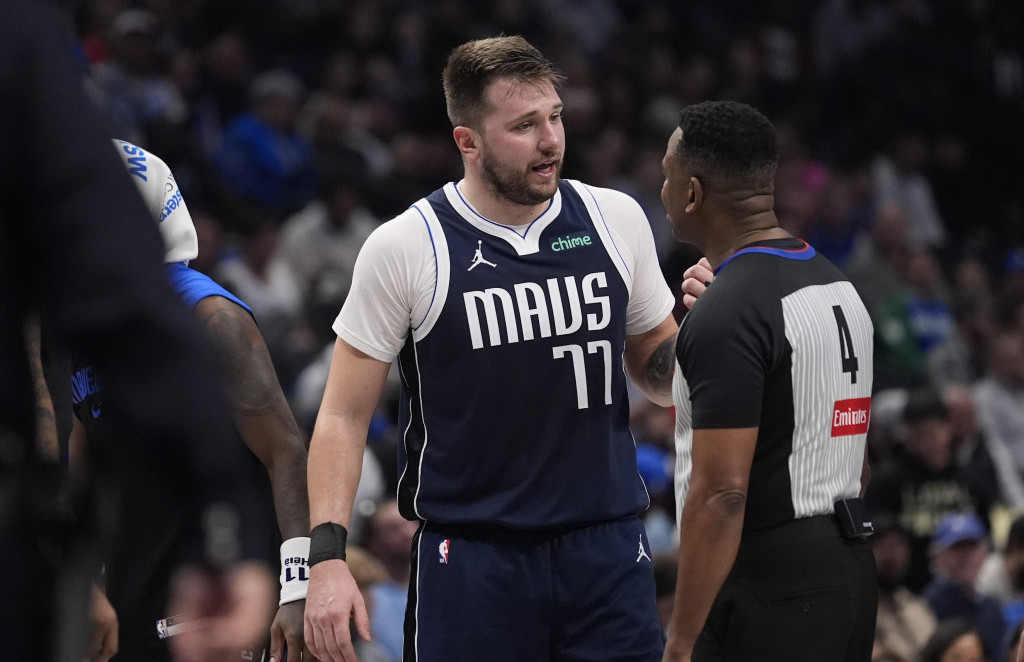 Luka Dončić u razgovoru sa sudijama