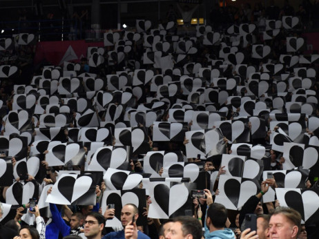 Crno-beli odaju počast stradalima: Minut ćutanja na meču Partizan - Pariz