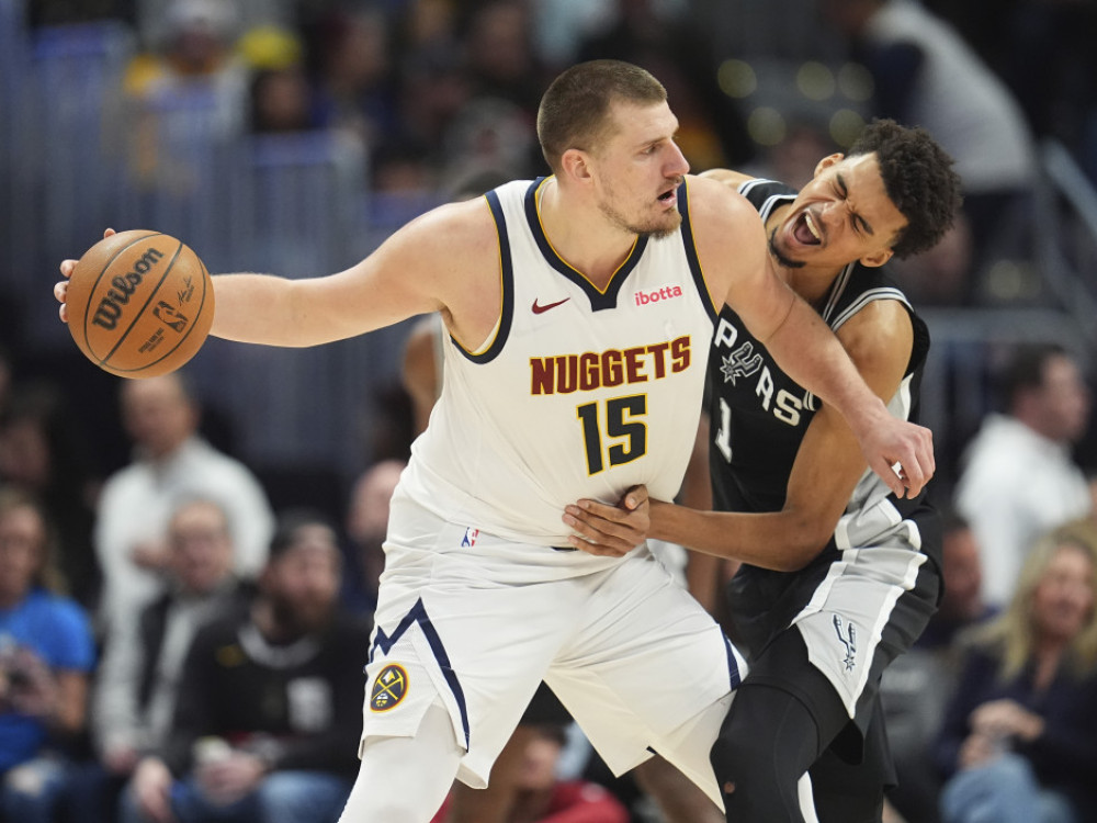 Nikola Jokić u duelu sa Viktorom Vembanjamom