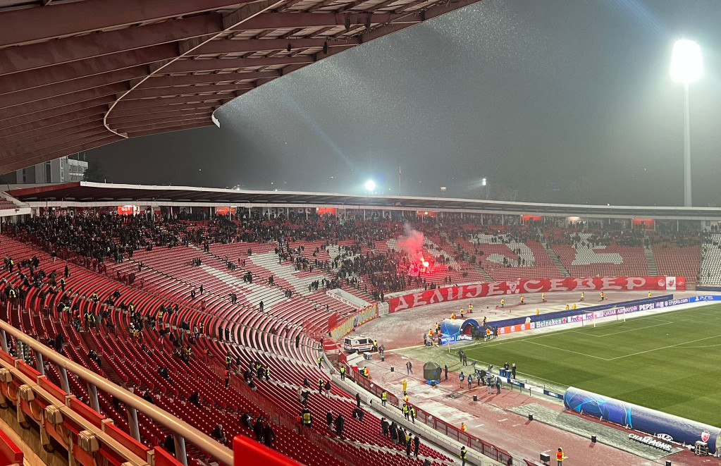 Navijači traže zaštitu od snega 75 minuta pred početak meča na stadionu "Rajko Mitić"