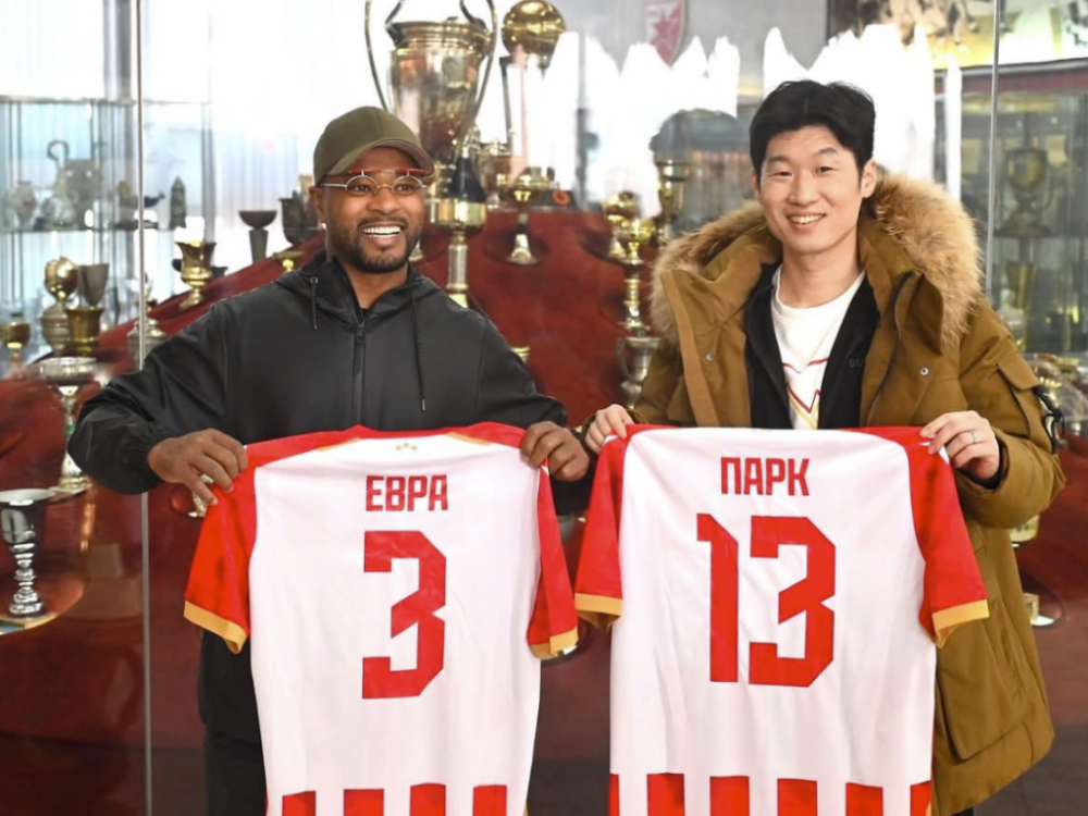 Patris Evra i Đi Sung Park sa dresovima FK Crvena zvezda