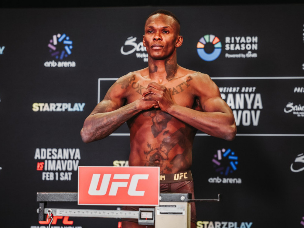 Izrael Adesanja na merenju pred UFC Fight Night u Rijadu